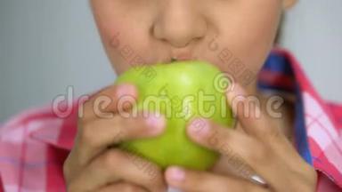 女孩吃绿苹果，微笑着用<strong>洁白</strong>健康的<strong>牙齿</strong>，<strong>牙齿</strong>护理理念